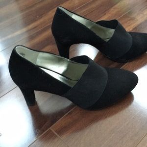 Anne Klein black pumps